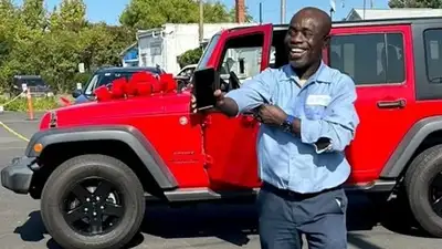 В США школьники подарили сторожу Jeep Wrangler